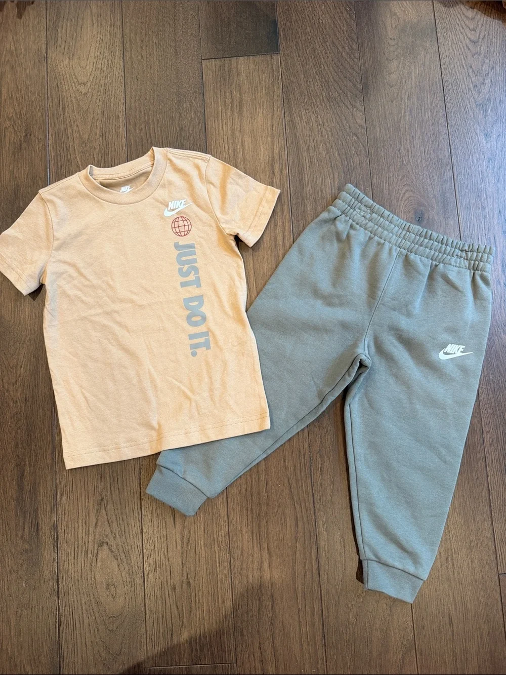 Nike Kids Red Kids' Futura T-Shirt & Pants Set Size 3-4T - C39-138
